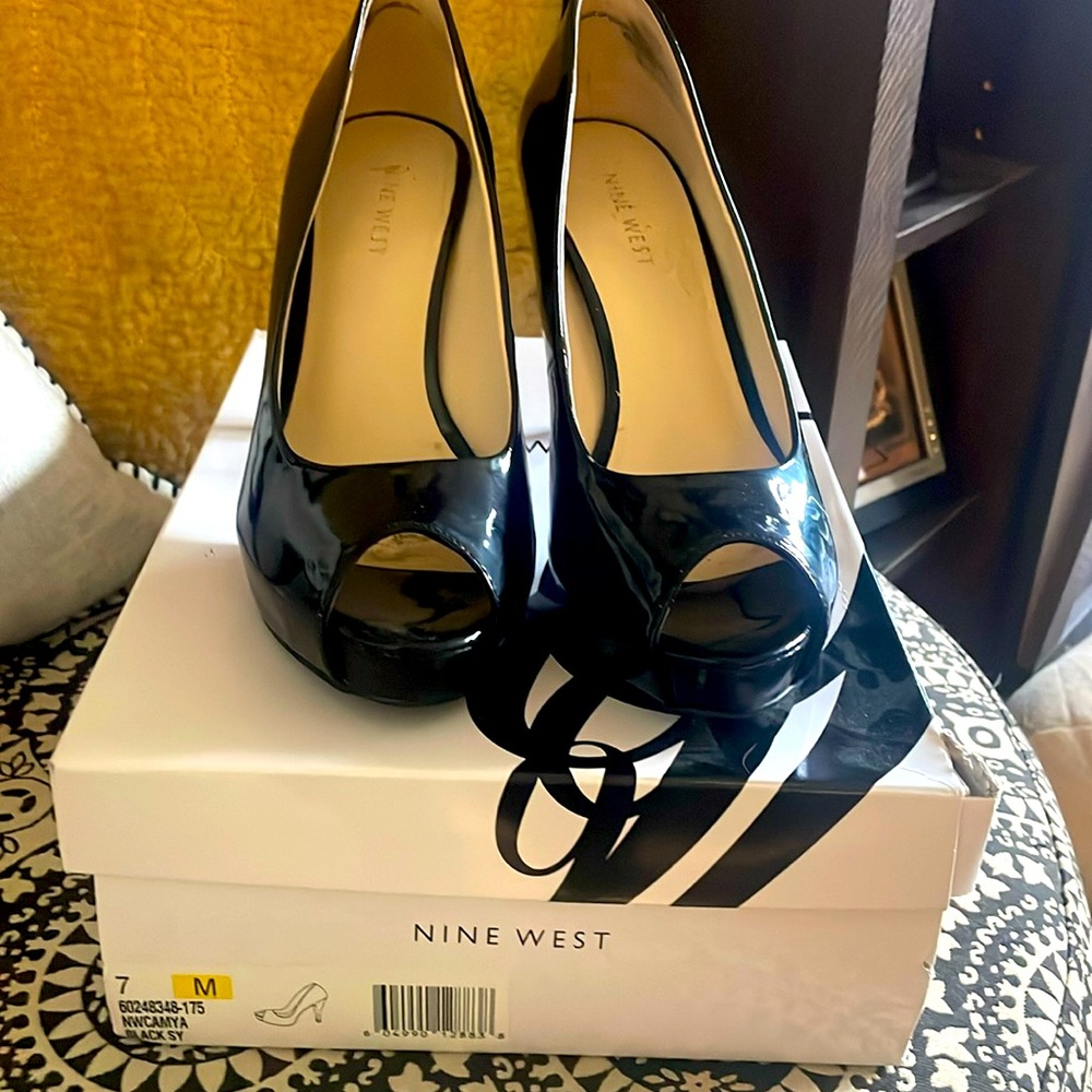Nine West Camya Black Patent High Heel Platform Pump with peep-toe. Size 7M
